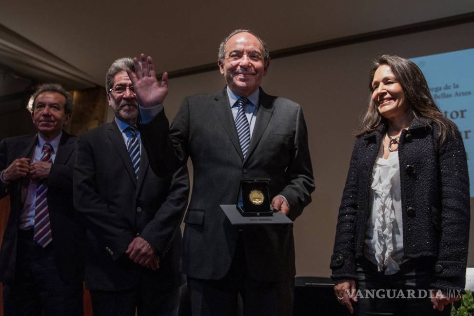 $!Héctor Aguilar Camín recibió la Medalla Bellas Artes
