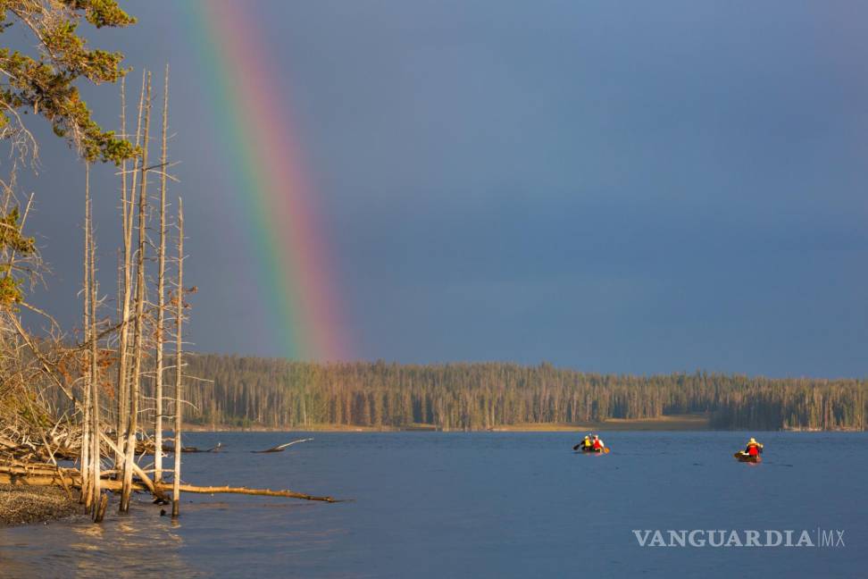 $!Piragüistas por el lago Yellowstone con el atractivo del arco iris. EFE/National Park Service