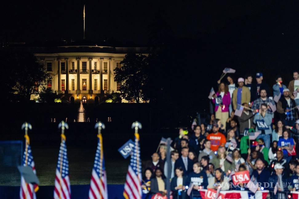 $!La Casa Blanca se ve de fondo durante un mitin de campaña de la vicepresidenta Kamala Harris, la candidata presidencial demócrata, en Washington.