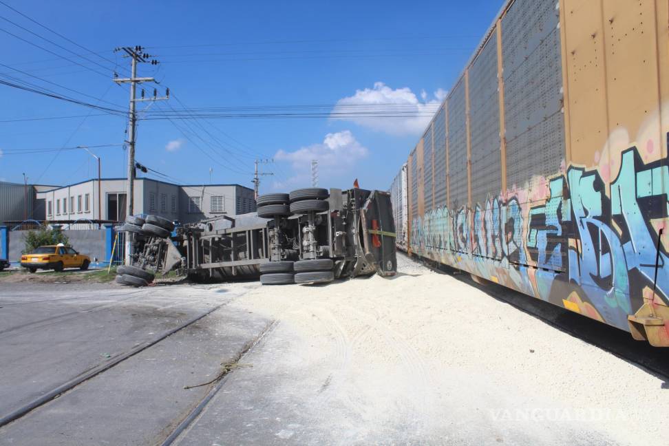 Locomotora embiste y vuelca a tráiler que se le atravesó en Saltillo (VIDEO)