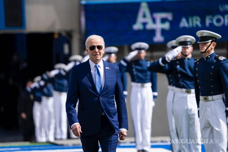 $!El presidente Joe Biden llega antes de su discurso de graduación en la Academia de la Fuerza Aérea de los Estados Unidos en el condado de El Paso, Colorado.