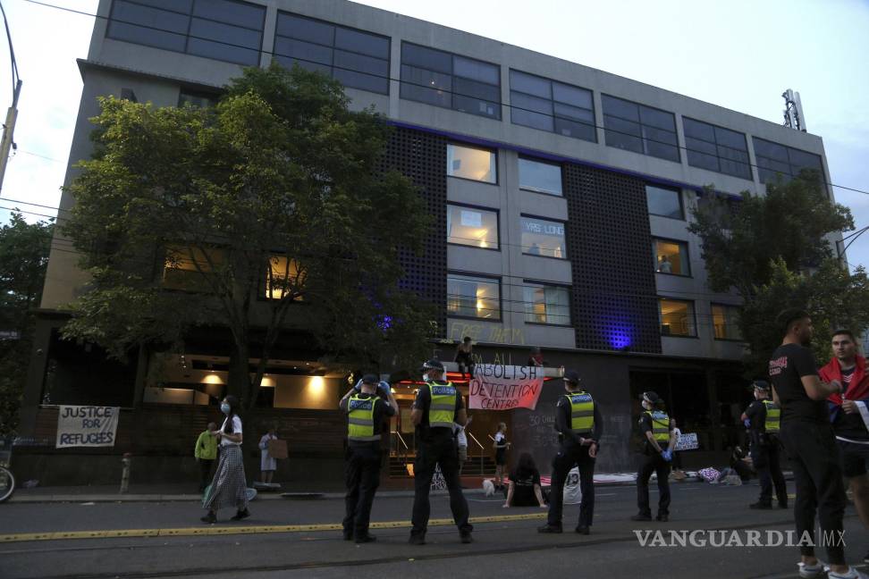 $!La policía australiana cuida las afueras del hotel donde se encuentra Djokovic, pues un grupo de manifestantes se plantó en las afueras y todo acabó en disturbios y desalojos.