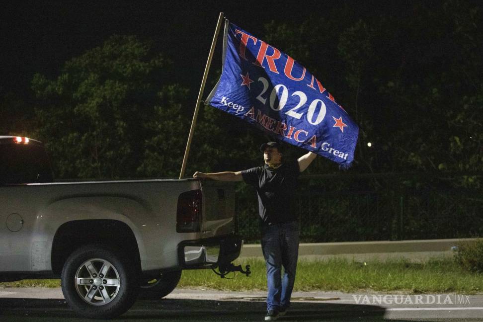 $!Un hombre que se negó a dar su nombre expresa su apoyo al expresidente Donald Trump cerca de su propiedad Mar-a-Lago en Palm Beach, Florida.