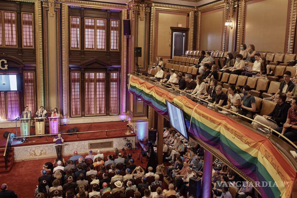 $!La rabina Sharon Kleinbaum habla durante su último servicio en el Masonic Hall, el viernes 28 de junio de 2024, en Nueva York.