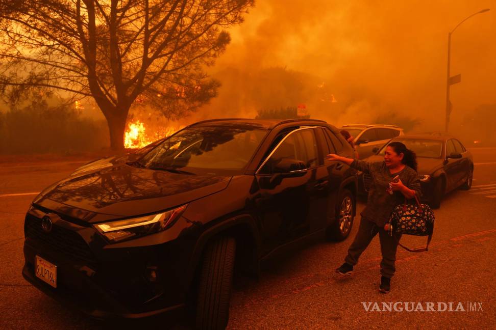 $!Una mujer rompe en llanto ante el avance de un incendio en el vecindario de Pacific Palisades, el martes 7 de enero de 2025, en Los Ángeles.