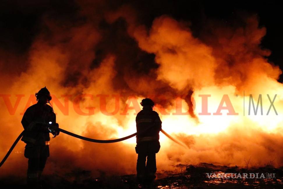 $!Impactantes imágenes del fuerte incendio en terreno de la colonia San Isidro en Saltillo