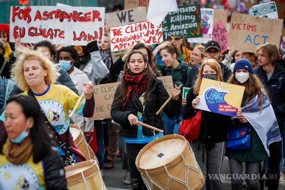 $!La gente se reúne para pedir medidas urgentes para combatir el cambio climático con motivo de la conferencia COP 26 de Glasgow durante una manifestación en Bruselas, Bélgica. EFE/EPA/Stephanie Lecocq