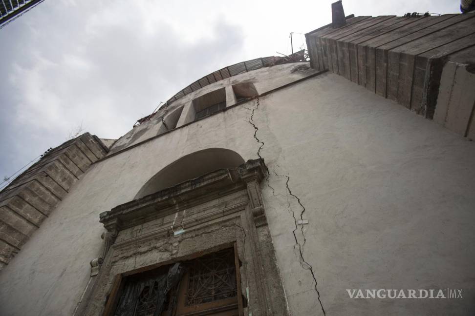 $!Una grieta corre a lo largo de una pared del crucero que sostiene la cúpula de la iglesia católica Nuestra Señora de los Ángeles, dañada por un sismo.