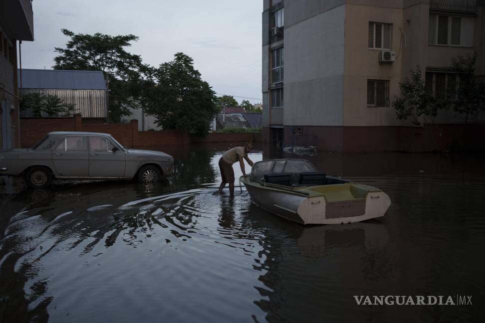 $!Habitantes del sur de Ucrania se han visto obligados a sacar barcos para ponerse a salvo.