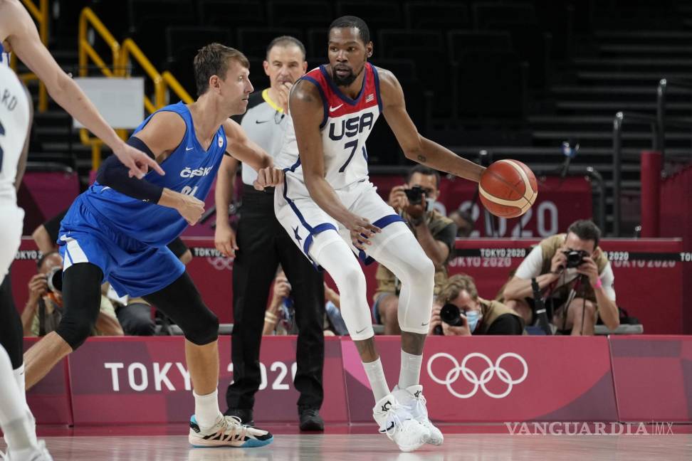 $!Kevin Durant de Estados Unidos (7) trabaja el balón contra Jan Vesely (24) de la República Checa durante un juego de la ronda preliminar.