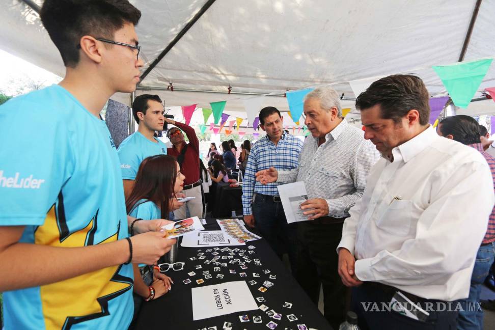 $!El evento contó con la asistencia del alcalde de Saltillo, José María Fraustro Siller (C), y el titular de Inclusión y Desarrollo Social en Coahuila, Enrique Martínez y Morales (D).