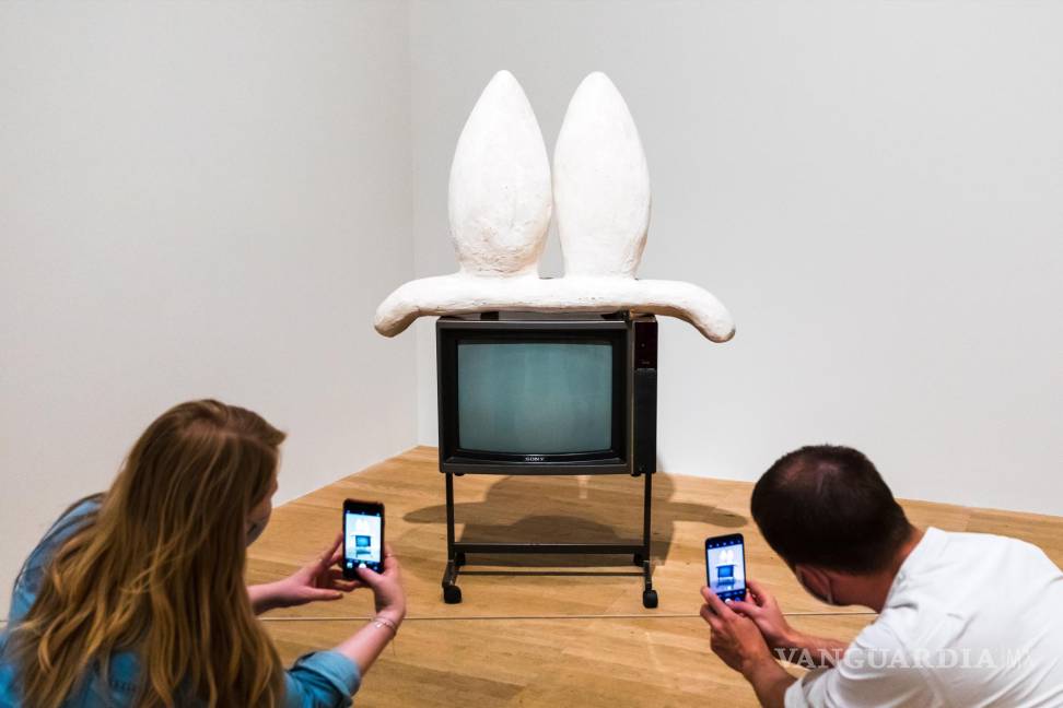 $!La gente ve ‘Objeto para la televisión’ de Phyllida Barlow en la Tate Modern Gallery de Londres, Gran Bretaña. EFE/EPA/Vickie Flores