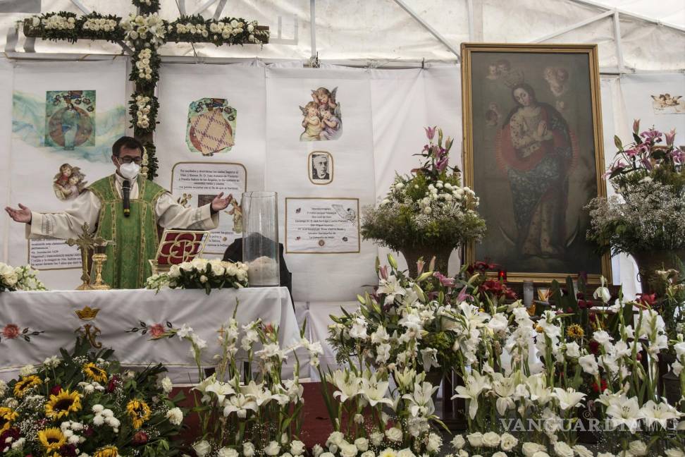 $!El padre Adrián Vázquez celebra misa en Santuario Parroquial de Nuestra Señora de los Ángeles, en Guerrero, Ciudad de México.