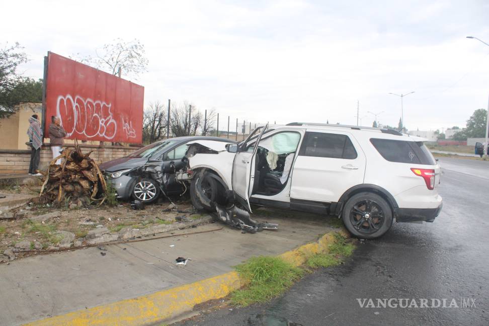 Saltillo: Choque en Emilio Arizpe de la Maza deja cuantiosos daños materiales y moviliza a autoridades