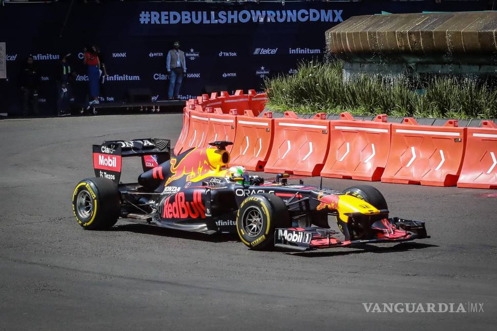$!El piloto mexicano de la escudería Red Bull Racing][Honda de la Fórmula Uno, Sergio Checo Pérez, conduce hoy durante su Red Bull Show Run en la Glorieta