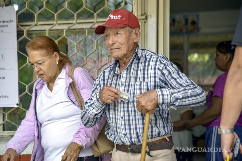 $!Don Vicente Villanueva necesitó ayuda para votar. No identificó a ningún candidato, pero confió en la funcionaria de casilla para señalar con el dedo por quién votar.