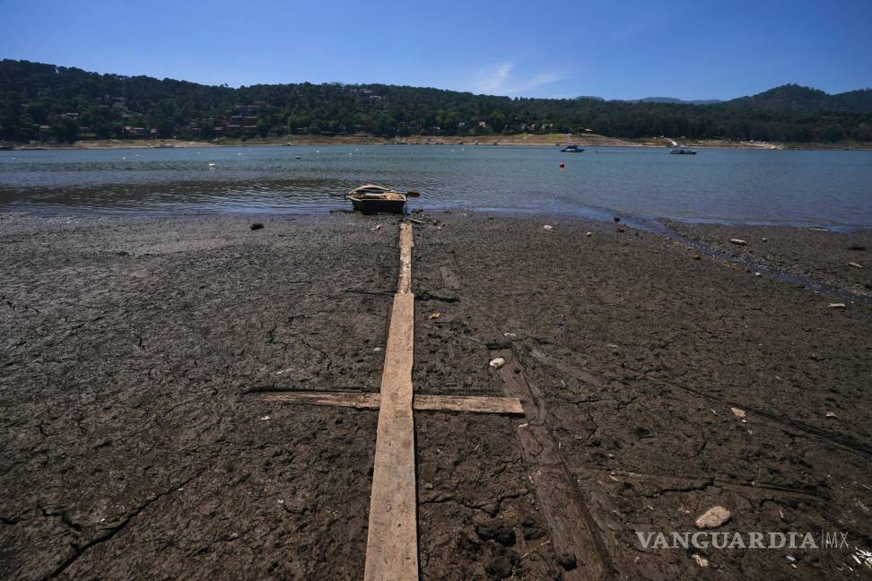 $!Un barco se encuentra en las orillas expuestas de la presa Miguel Alemán en Valle de Bravo, México.