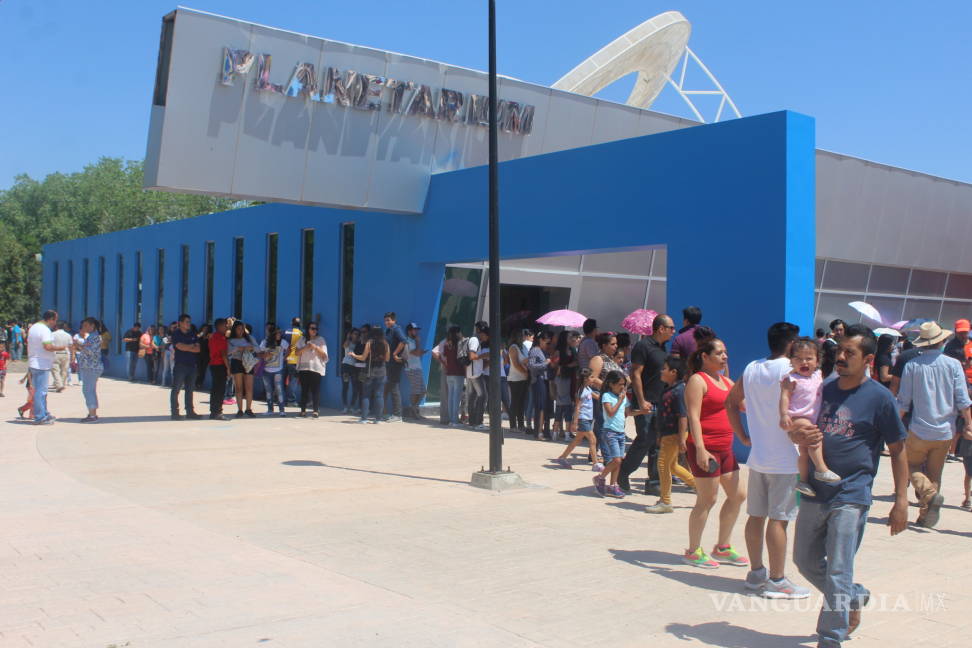 $!Abarrotan Planetarium para observar el eclipse en Torreón