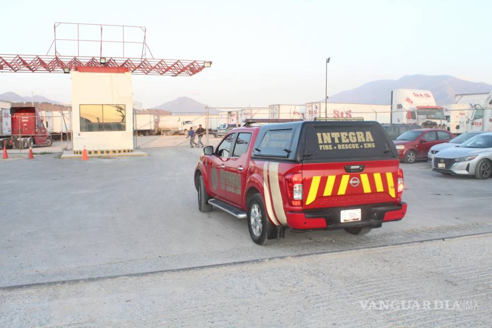 Descuido provoca incendio en caja de tráiler en Arteaga (VIDEO)