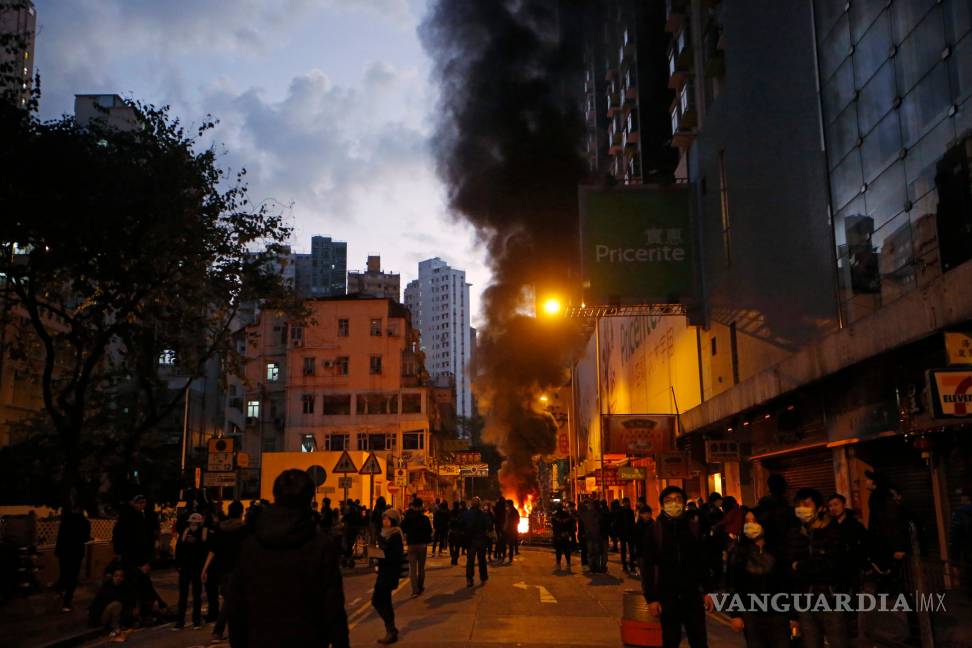 Enfrentamientos en Hong Kong durante celebración del año nuevo lunar