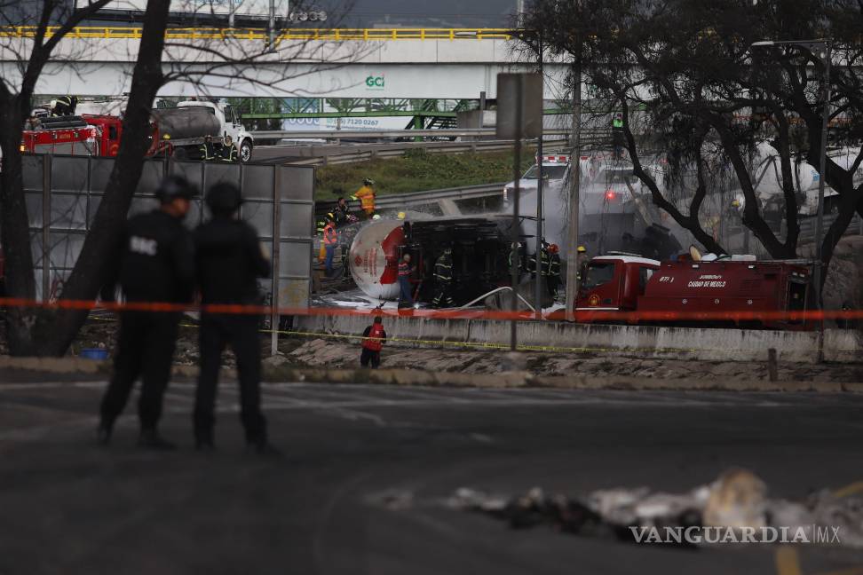 $!CIUDAD DE MÉXICO, 10SEPTIEMBRE2025.- Una pipa de gas volcó está tarde en la Alcaldía Iztapalapa, provocando un incendio que dio como resultado más de 50 heridos. FOTO: DANIEL AUGUSTO/ CUARTOSCURO.COM
