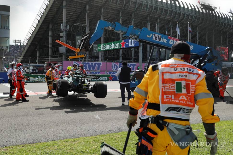 $!Una grúa traslada el vehículo del canadiense de Fórmula Uno de México que se realiza en el Autódromo Hermanos Rodríguez en Ciudad de México