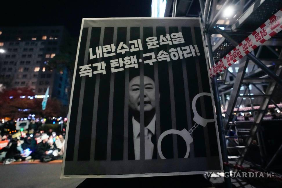 $!Una imagen que representa al presidente surcoreano encarcelado, Yoon Suk Yeol, en una manifestación para exigir su destitución en Seúl, Corea del Sur.