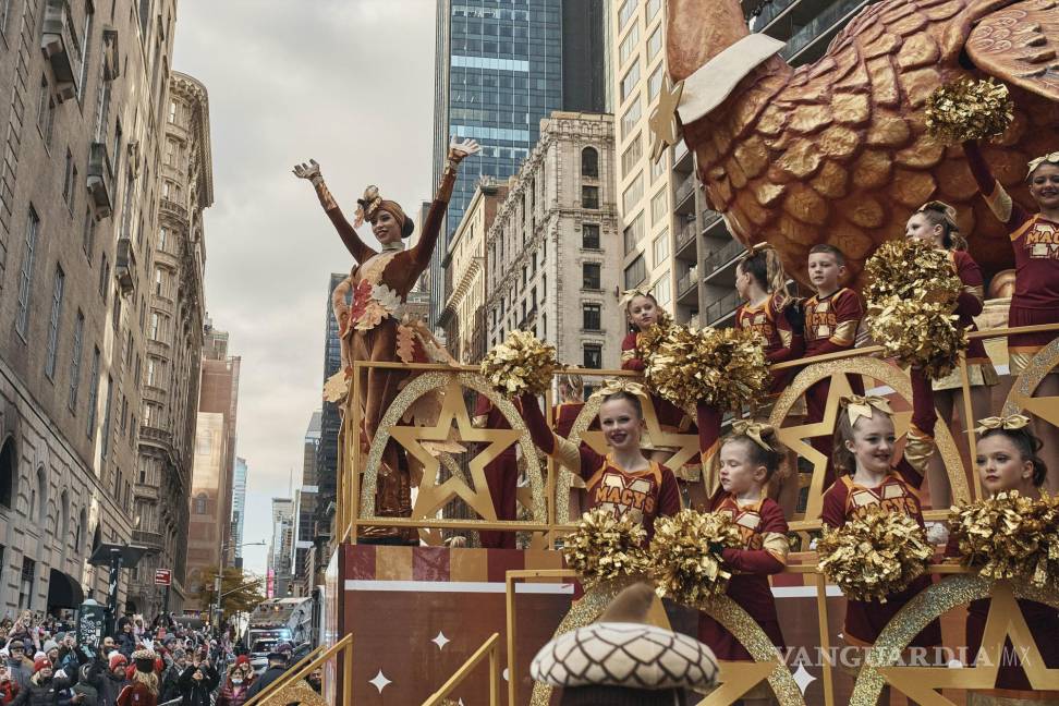 $!La gente observa cómo se mueve la carroza de Tom Turkey durante el desfile del Día de Acción de Gracias de Macy’s en Nueva York en Nueva York.
