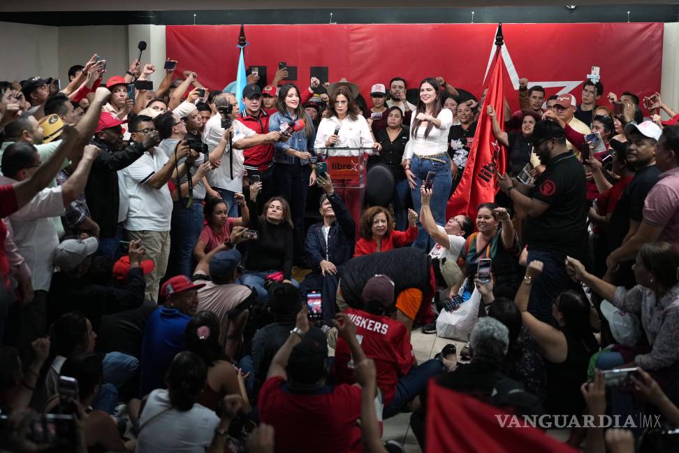 $!Partidarios del partido gobernante LIBRE, Libertad y Refundación, animan a su candidato presidencial, Rixi Moncada (centro, arriba), enTegucigalpa, Honduras.