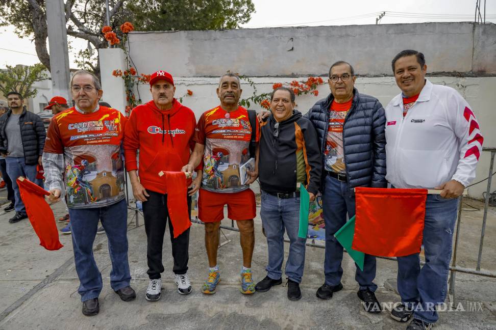 $!Organizadores y voluntarios coordinaron la entrega de hidratación a los competidores.