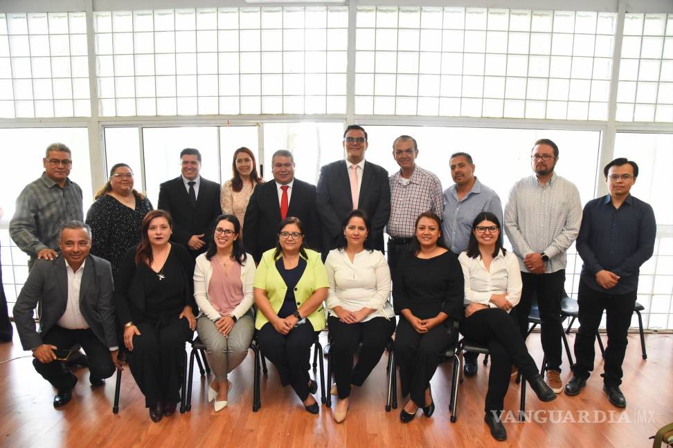 $!Evaristo Alférez Rodríguez acompañado de maestros de la UAdeC.