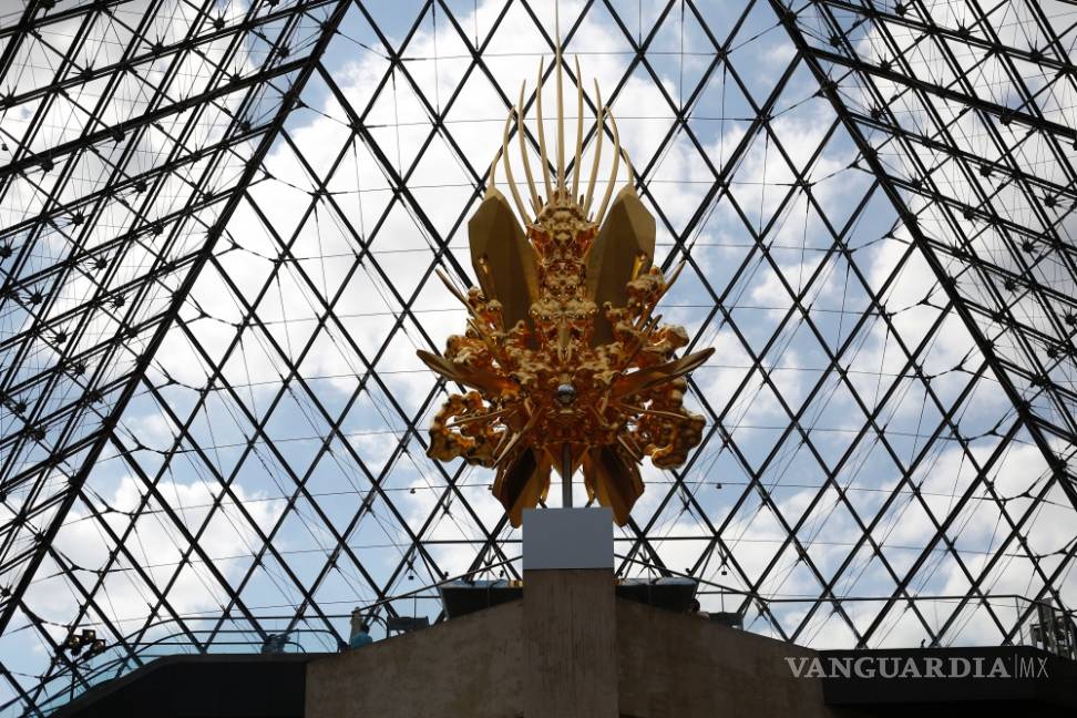 $!Homenaje al arte de Japón con un trono de oro bajo la pirámide del Louvre