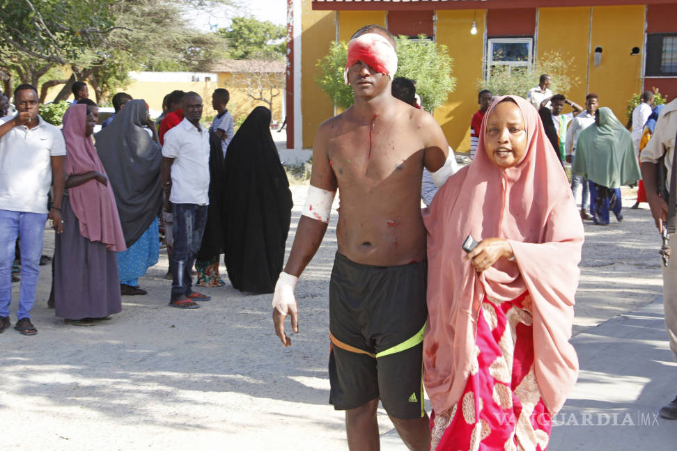 $!En uno de los peores atentados en Mogadiscio, coche bomba deja 92 muertos y 128 heridos