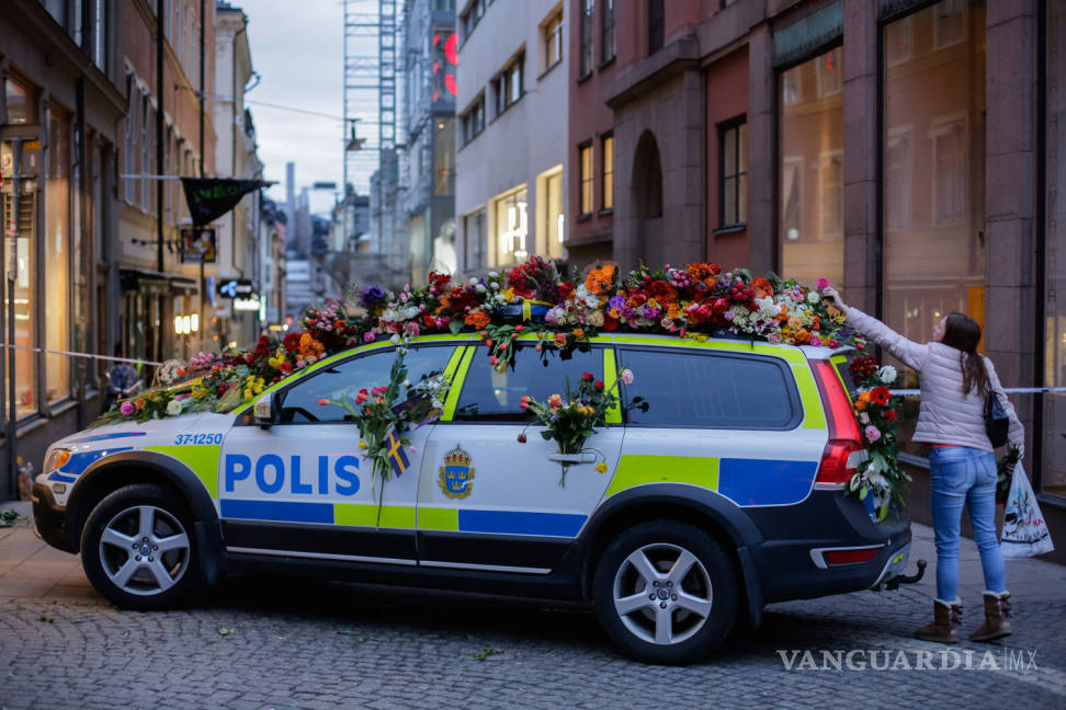 $!Suecia honra con flores a las víctimas del atentado
