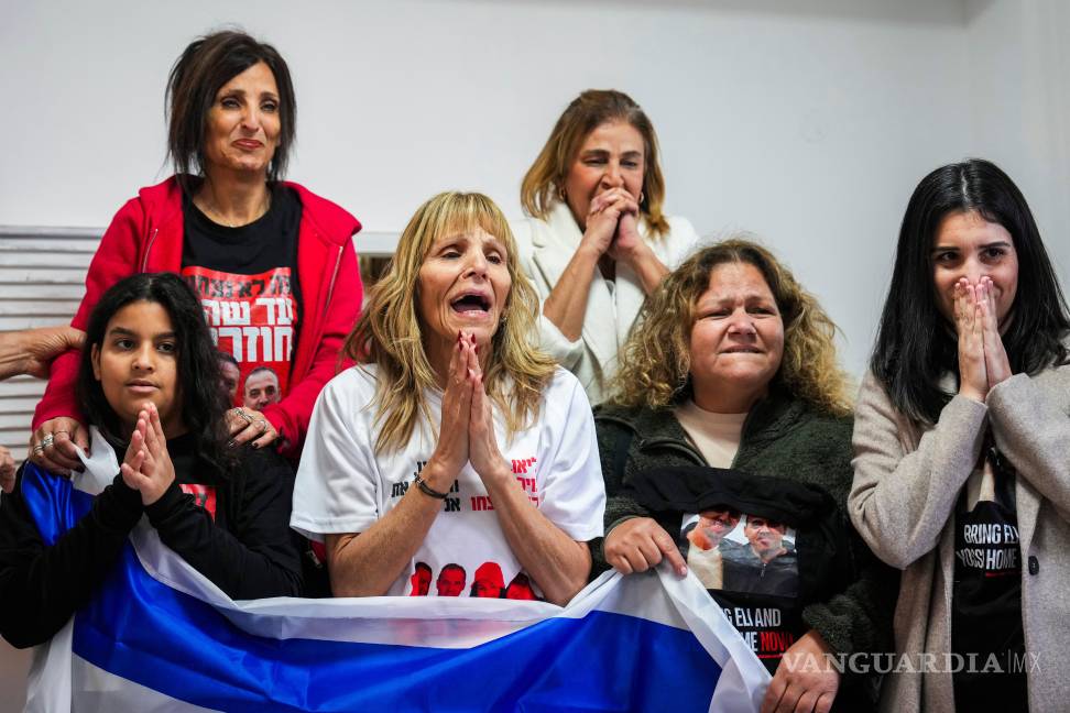 $!La familia del rehén israelí Eli Sharabi, cuya esposa y dos hijas murieron en el ataque del 7 de octubre, esperan la transmisión en vivo de su liberación.