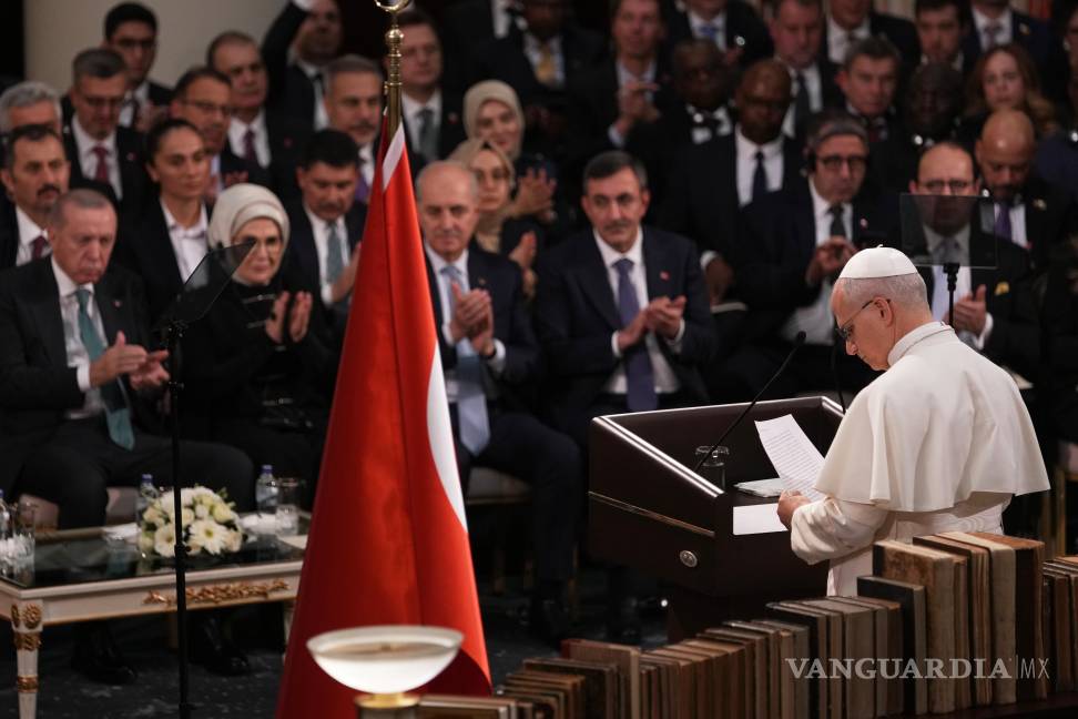 $!Pope Leo XIV delivers his speech as he meets with authorities, members of the civil society and diplomats in the Presidential Palace's national library, in Ankara, Turkey, Thursday, Nov. 27, 2025. (AP Photo/Domenico Stinellis)