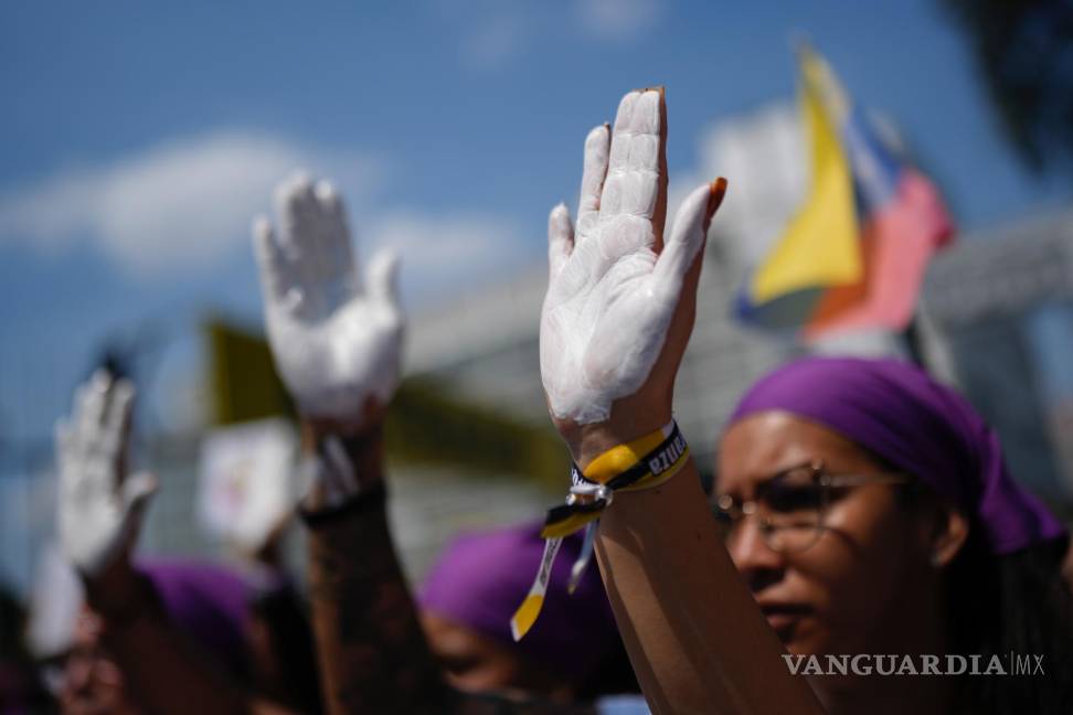$!Manifestantes con sus manos pintadas de blanco en la marcha por el Día Internacional de la Mujer en Caracas, Venezuela, el viernes 8 de marzo de 2024.