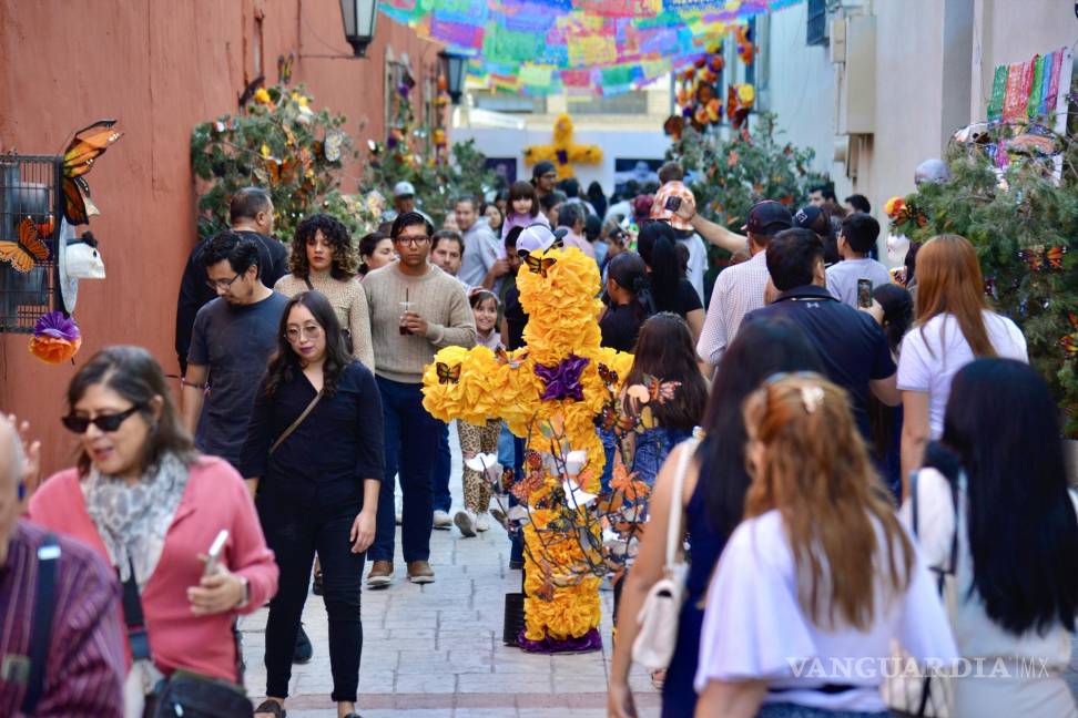 $!El Paseo Capital y el callejón Santos Rojo se llenaron de las espectaculares figuras de alebrijes, mariposas y flores, una de las exhibiciones más impresionantes del Festival Ánimas del Desierto 2024.