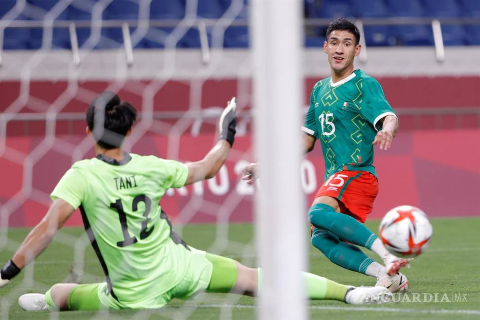 $!El delantero mexicano Uriel Antuna (d) dispara a la portería defendida por el portero japonés Kosei Tani (i) en el encuentro por la medalla de bronce entre las selecciones de México y Japón durante los Juegos Olímpicos 2020. EFE