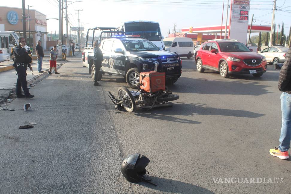Camioneta derriba a repartidor de comida en Saltillo