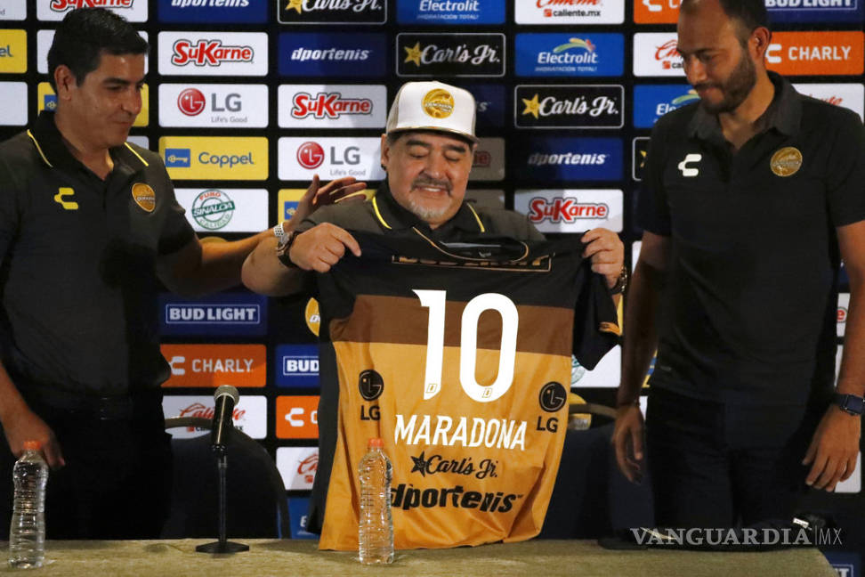 $!No ha pasado una semana y Maradona ya tiene un corrido