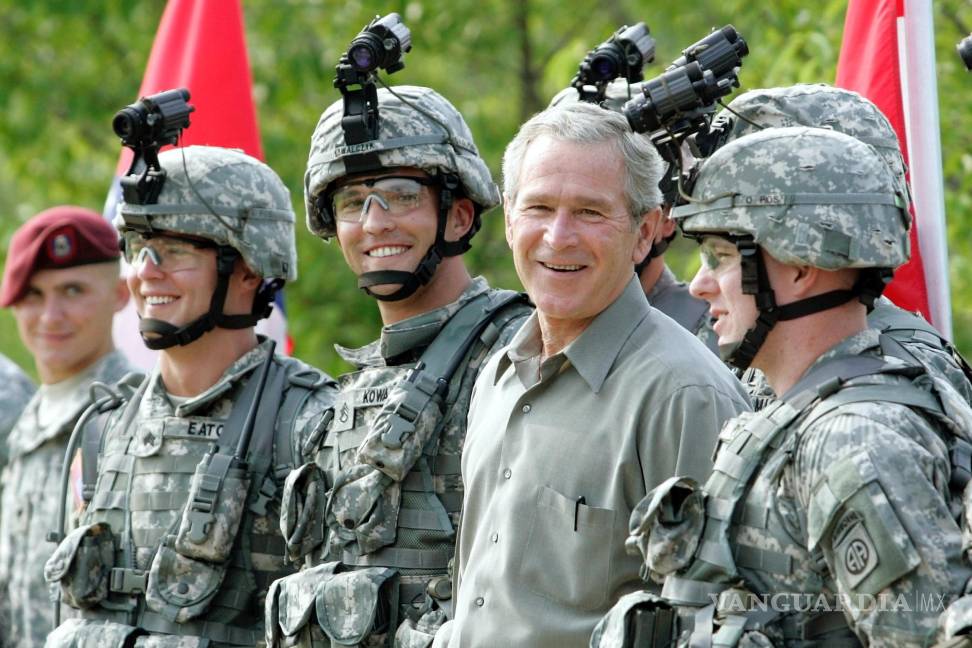 $!El presidente George W. Bush con miembros de las fuerzas armadas en su visita al Comando de Operaciones Especiales del Ejército en Fort Bragg el 4 de julio de 2006.
