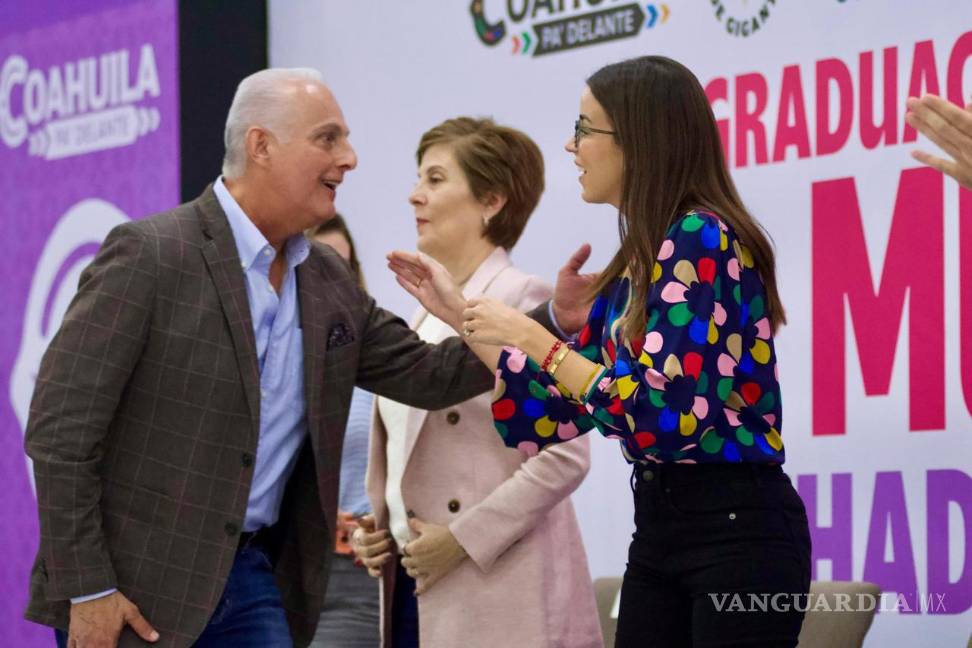 $!Román Cepeda y Paola Rodríguez entregan certificados a beneficiarias del programa estatal.