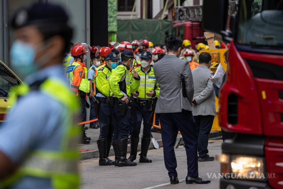 $!La policía y los bombero están fuera del edificio del World Trade Center en Causeway Bay, Hong Kong, China. EFE/EPA/Jerome Favre