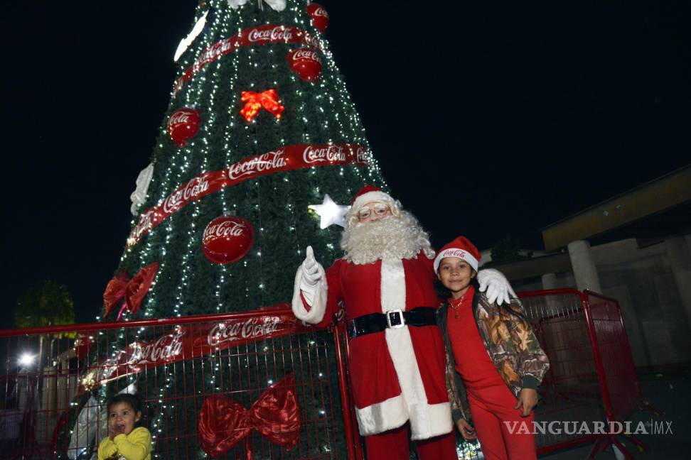 Caravana Coca Cola ilumina la Navidad de Saltillo; la magia de creer ya es tradición