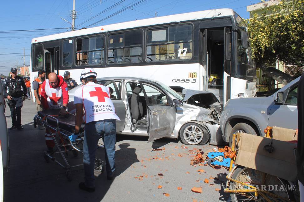 Mujeres terminan lesionadas tras choque frontal con transporte de personal, en Saltillo