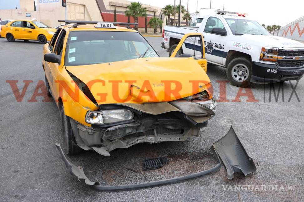 $!Taxista ocasiona accidente y cuatro personas resultan lesionadas, en Saltillo