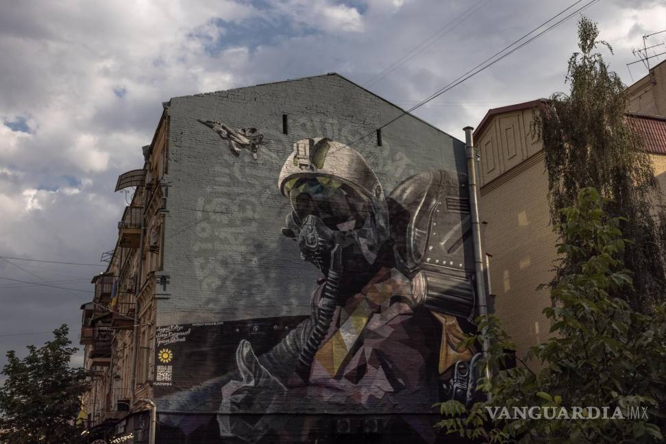 $!Un mural llamado “El fantasma de Kyiv”, dedicado a los pilotos de la fuerza aérea ucraniana.