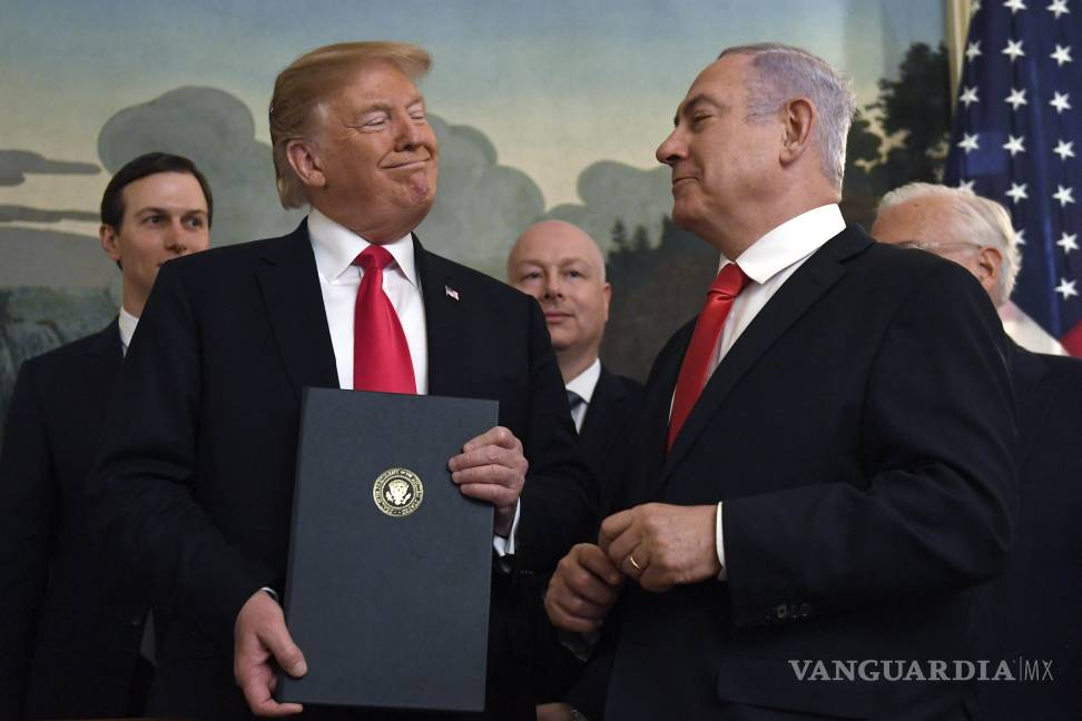 $!25/03/2019. El presidente estadounidense, Donald Trump, sonríe al primer ministro de Israel, Benjamin Netanyahu, tras firmar una proclamación en la Casa Blanca.