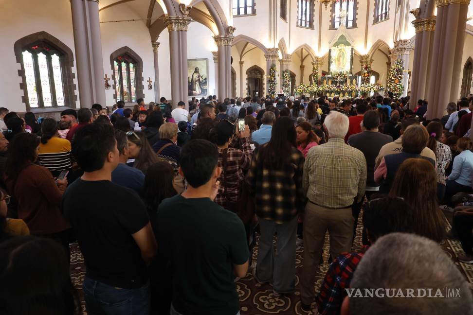 $!Fieles acudieron a misa en el Santuario de Guadalupe.